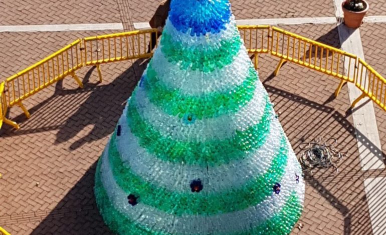 A San Cesareo l'albero di Natale ecologico con bottiglie di plastica