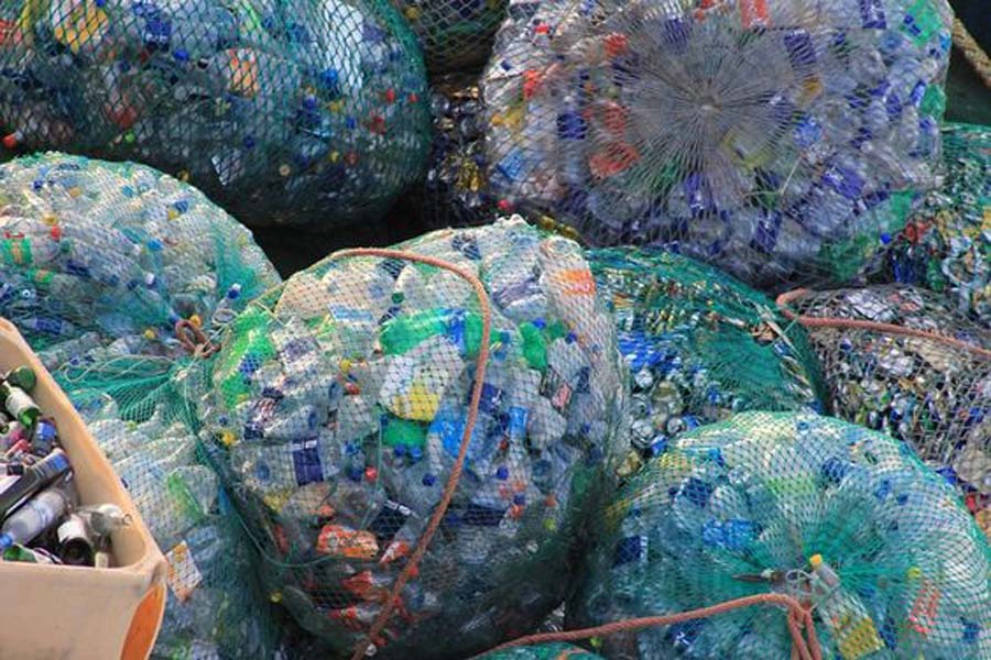 A Panama è nato un villaggio costruito con bottiglie di plastica