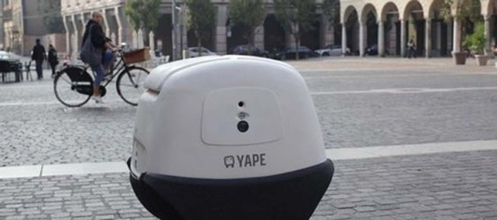 Yape, a Cremona la prima consegna del robot postino