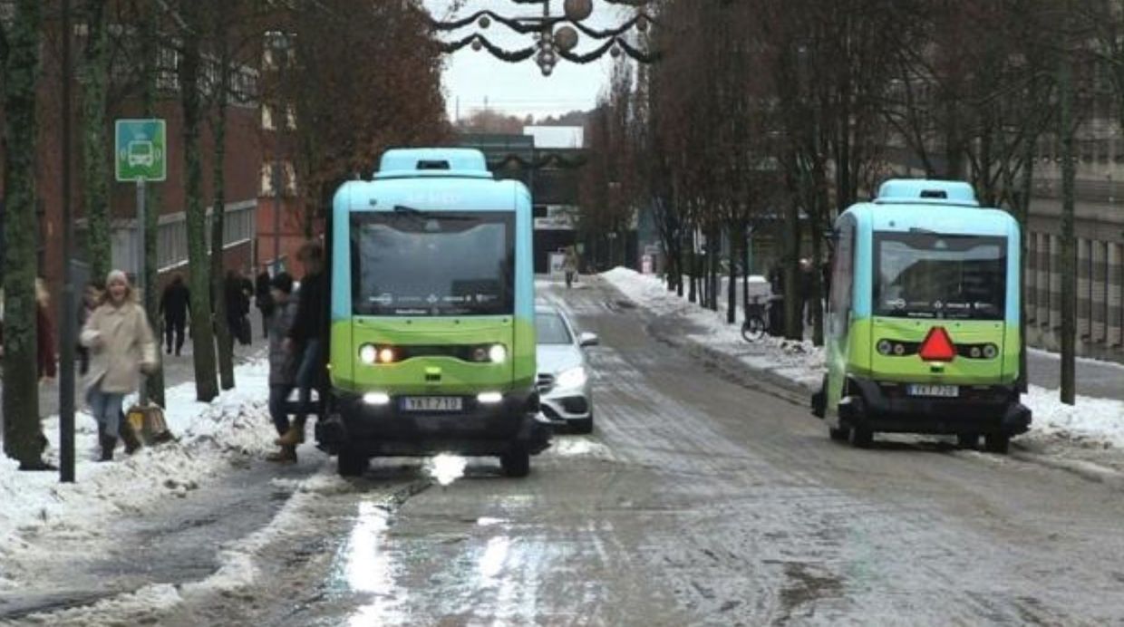 Autobus elettrici senza conducente: inaugurati i primi a Stoccolma [VIDEO]