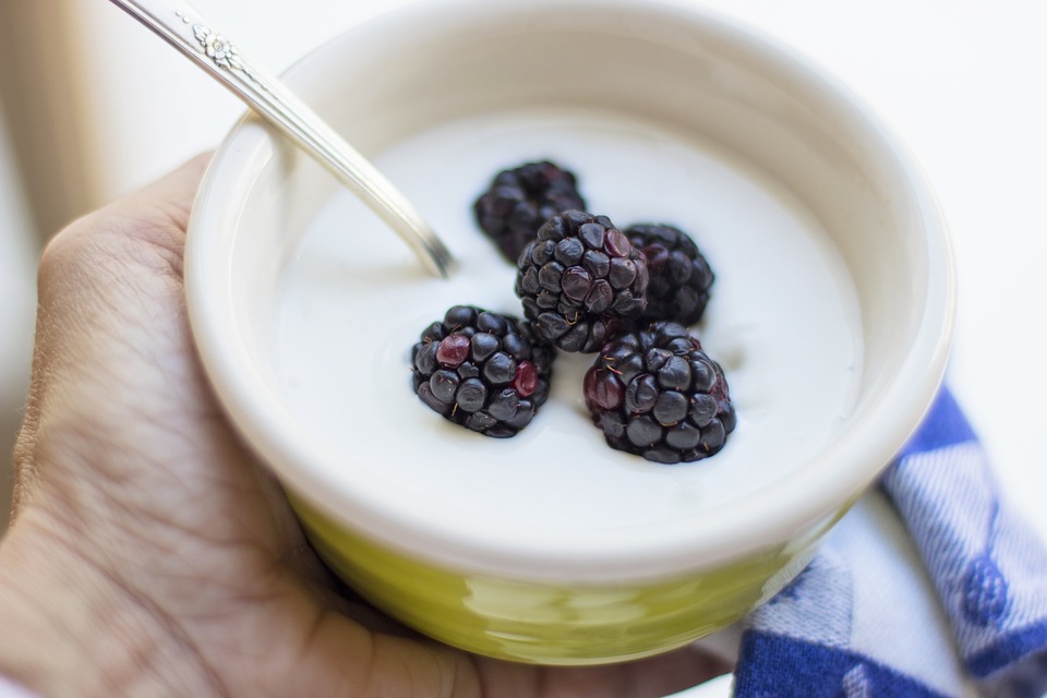Allarme alimentare: trovati pezzi di plastica nello yogurt