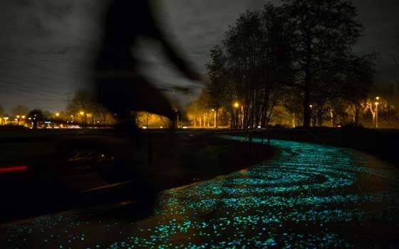 Una pista ciclabile illuminata dalla Notte stellata di Van Gogh