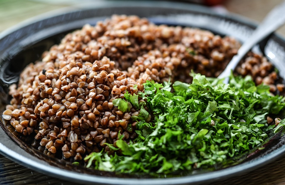 Mangiare sano con il grano saraceno: proprietà e usi in cucina