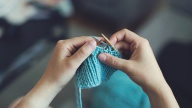 Lavorare a maglia fa bene alla salute: tutti i benefici per corpo e mente