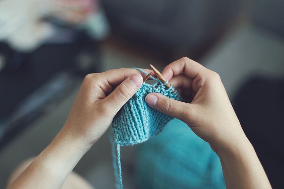 Lavorare a maglia fa bene alla salute: tutti i benefici per corpo e mente