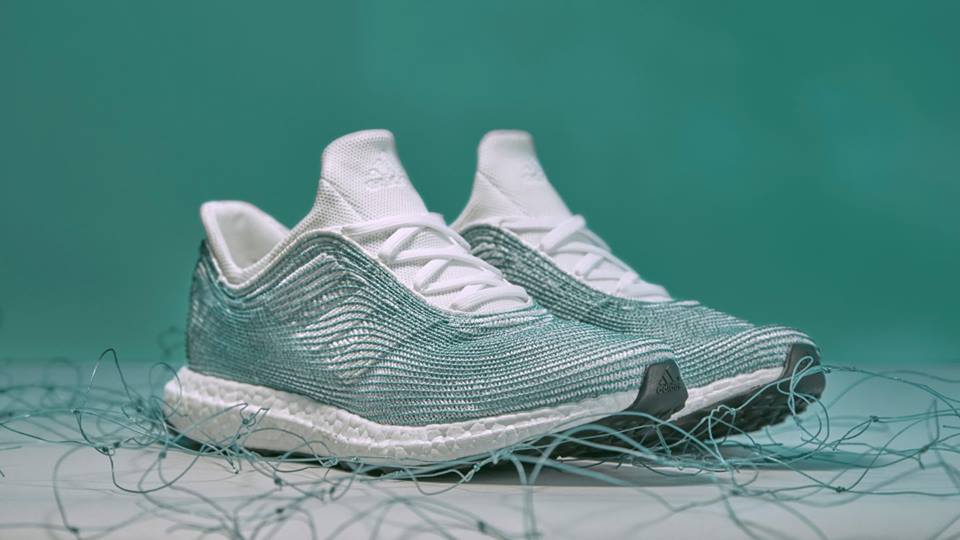 Le sneakers targate Adidas realizzate con i rifiuti in plastica degli oceani