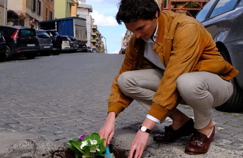 Roma, le buche in strada diventano "vasi" per i fiori