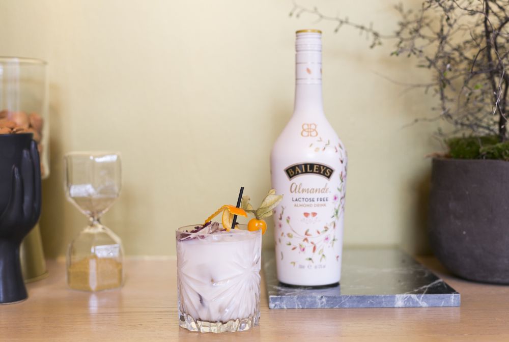 Baileys Almande, la versione vegan friendly senza lattosio arriva anche in Italia [VIDEO]