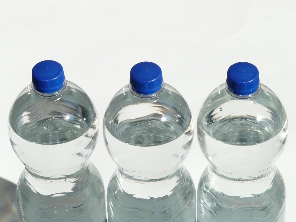 Acqua in bottiglia: il 90 per cento contiene tracce di plastica