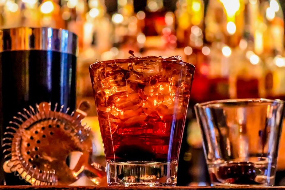 Alcolici, i danni: diciotto drink a settimana riducono l'aspettativa di vita