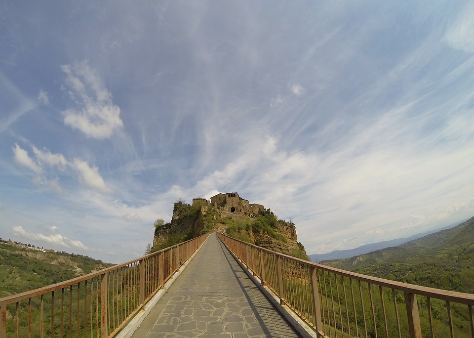 Civita di Bagnoregio, il borgo nel cuore d'Italia che rischia di sparire