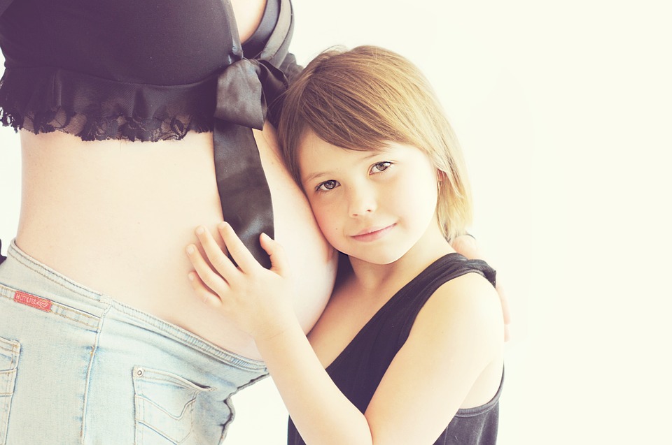 Parlare al bimbo in gravidanza un falso mito: il feto non percepisce rumori