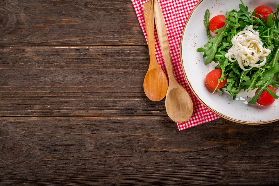 Dalla polvere al piatto: quanta plastica mangiamo ogni giorno