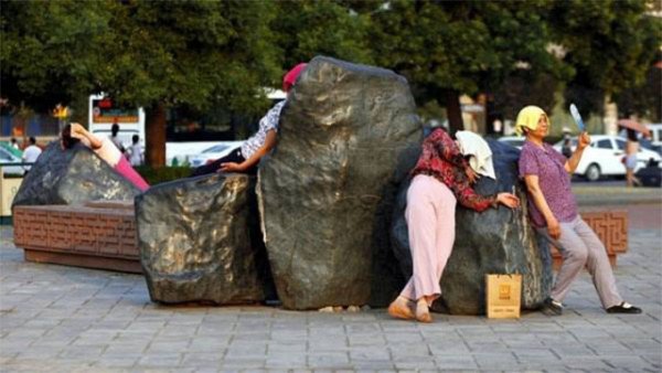 Il metodo cinese contro i dolori articolari: sdraiarsi sulle rocce calde