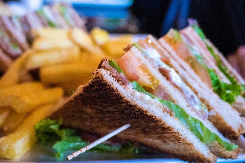 Mangiare al ristorante: il volume della musica decide cosa ordini