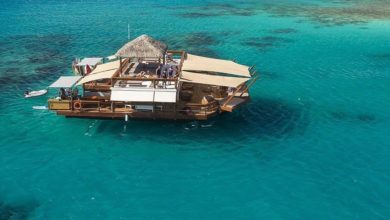 Alle isole Fiji una pizzeria galleggiante in mezzo all'oceano Pacifico