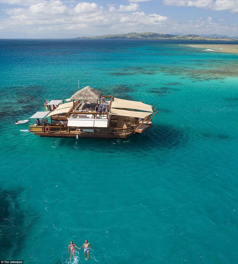 Alle isole Fiji una pizzeria galleggiante in mezzo all'oceano Pacifico