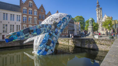 A Bruges una balena di rifiuti in plastica contro l'inquinamento