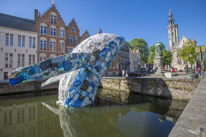 A Bruges una balena di rifiuti in plastica contro l'inquinamento