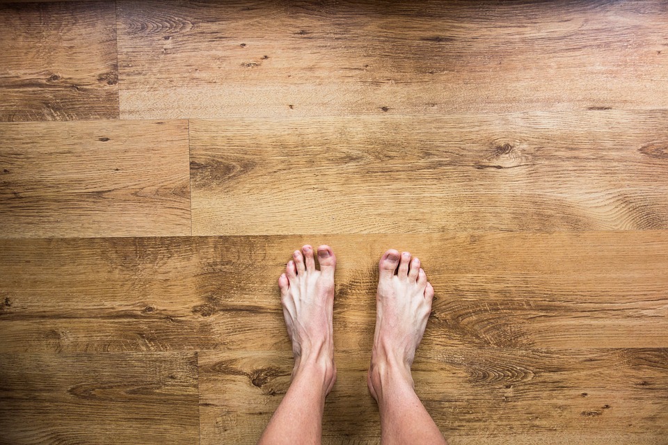 Camminare a piedi nudi in casa fa bene alla salute: ecco perché