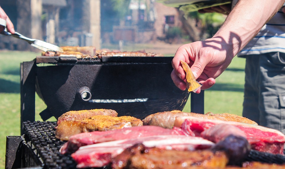 Pranzare all'aperto: i consigli per un barbecue perfetto