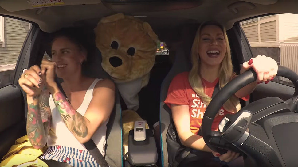 In Finlandia la corsa del taxi elettrico si paga cantando al karaoke