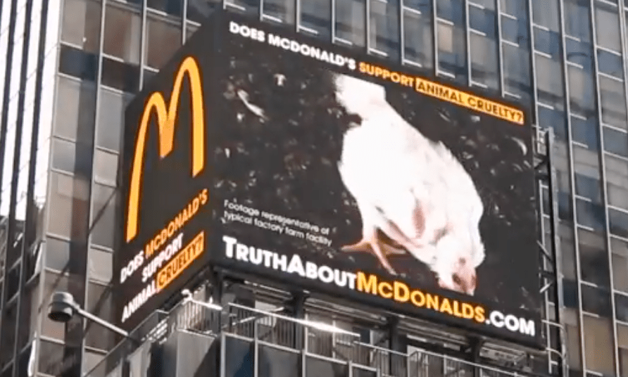 Campagna animalista a Times Square sui polli utilizzati da McDonald's