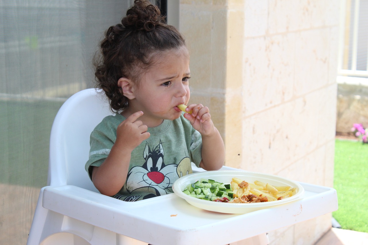 Lo svezzamento anticipato aiuta il sonno dei bambini? Pro e contro