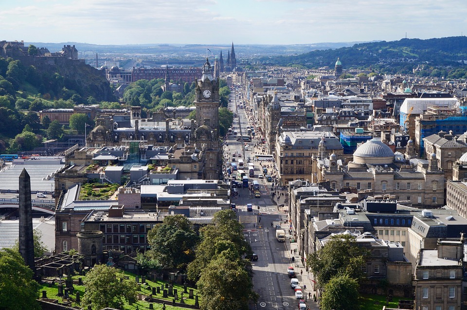 Edimburgo, debuttano in strada i taxi inglesi elettrici