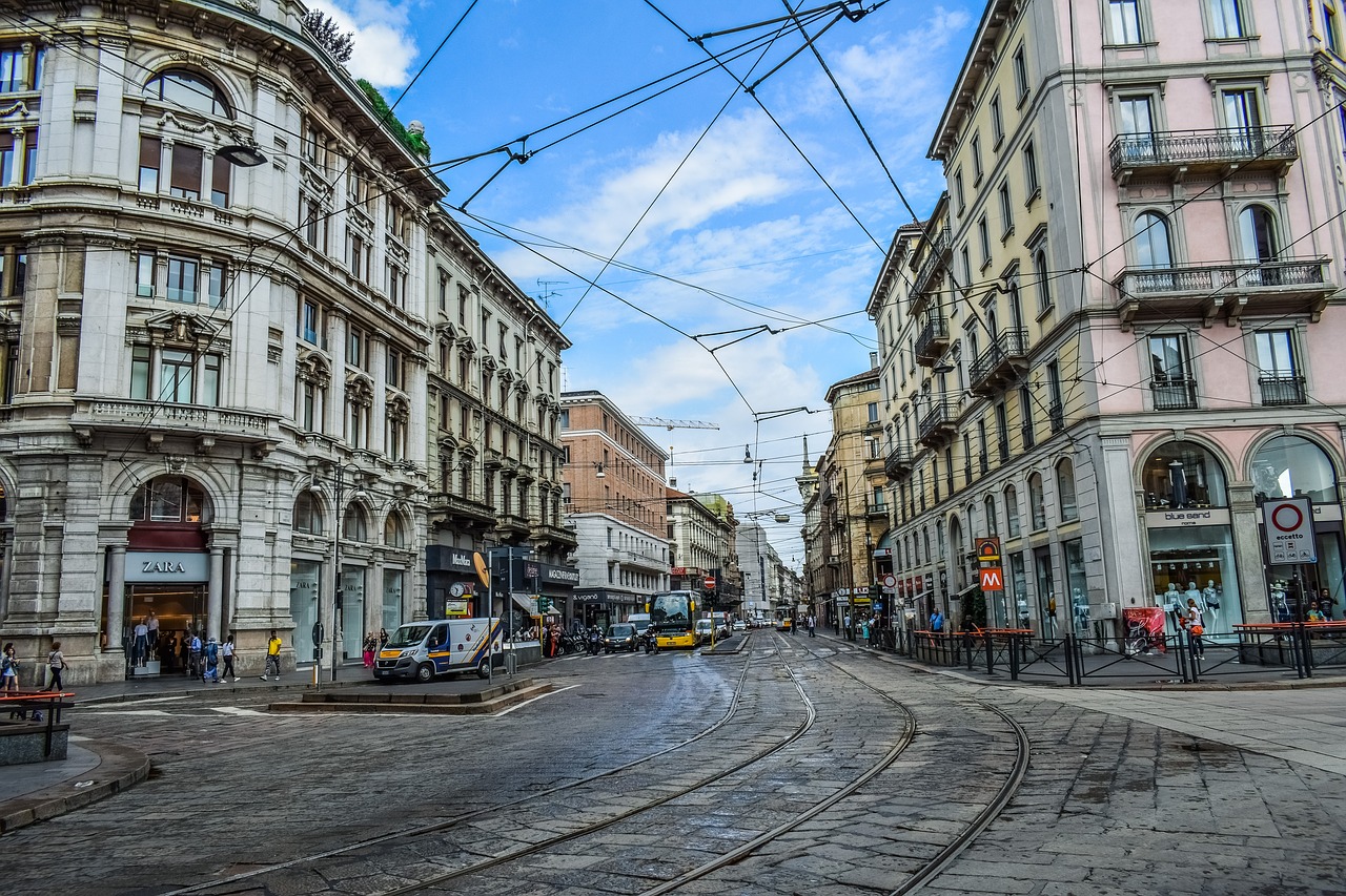 Stop alle auto inquinanti a Milano, nasce area a bassa emissione in centro