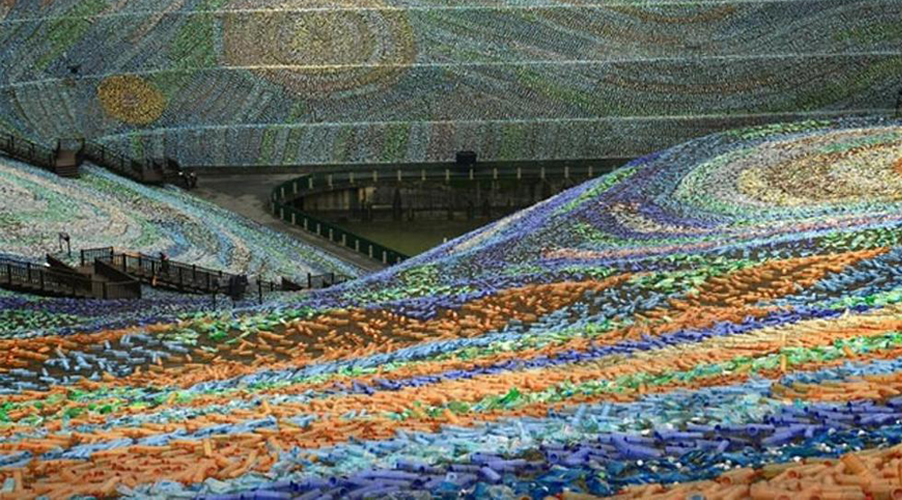 La Notte stellata di Van Gogh fatta di bottiglie riciclate in Cina
