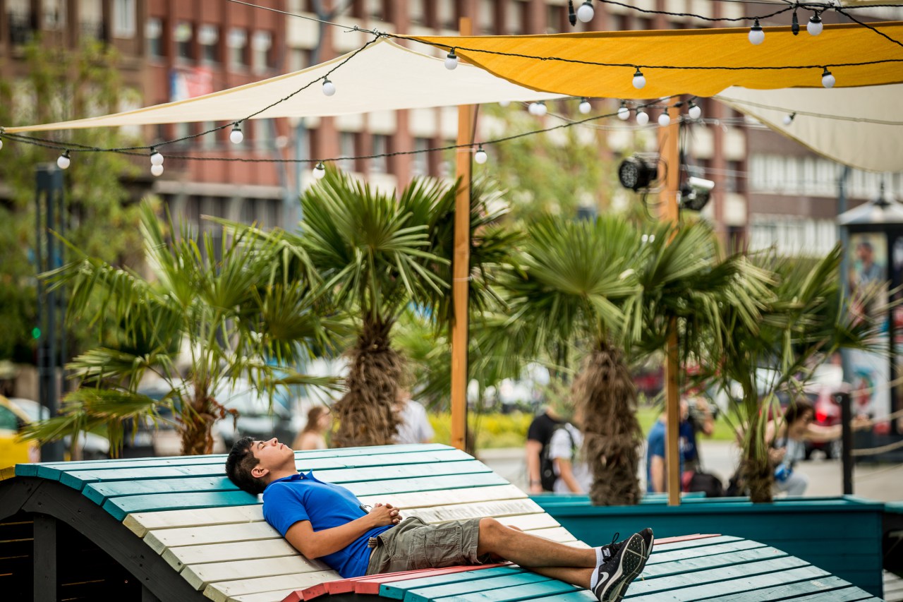 A Budapest una piazza abbandonata diventa un parco solare