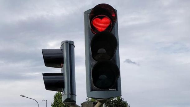 In Islanda i semafori sono a forma di cuore per ricordarsi di sorridere