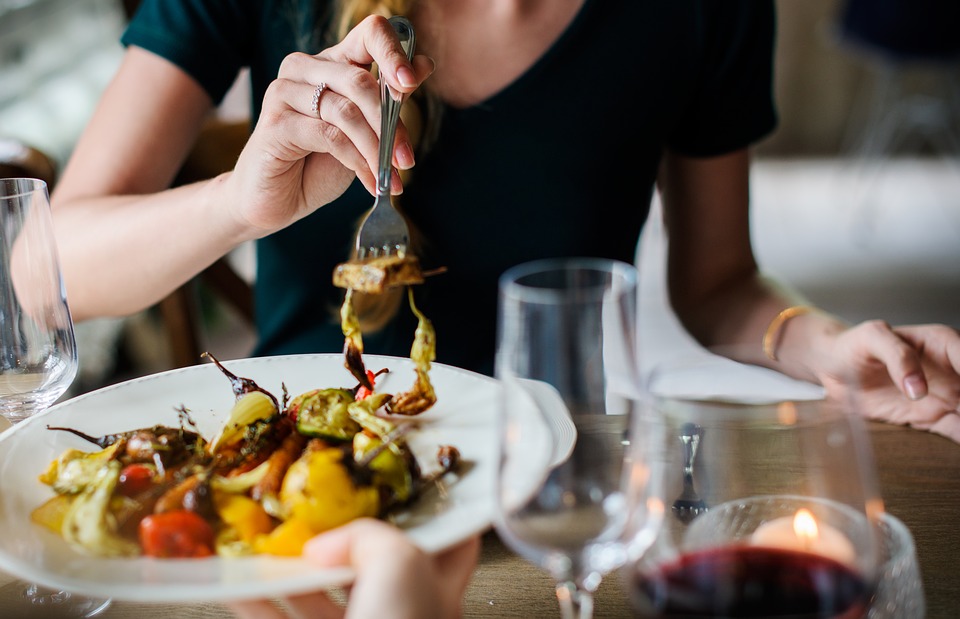 Mangiare fuori troppo spesso fa ingrassare: il ristorante danneggia la dieta
