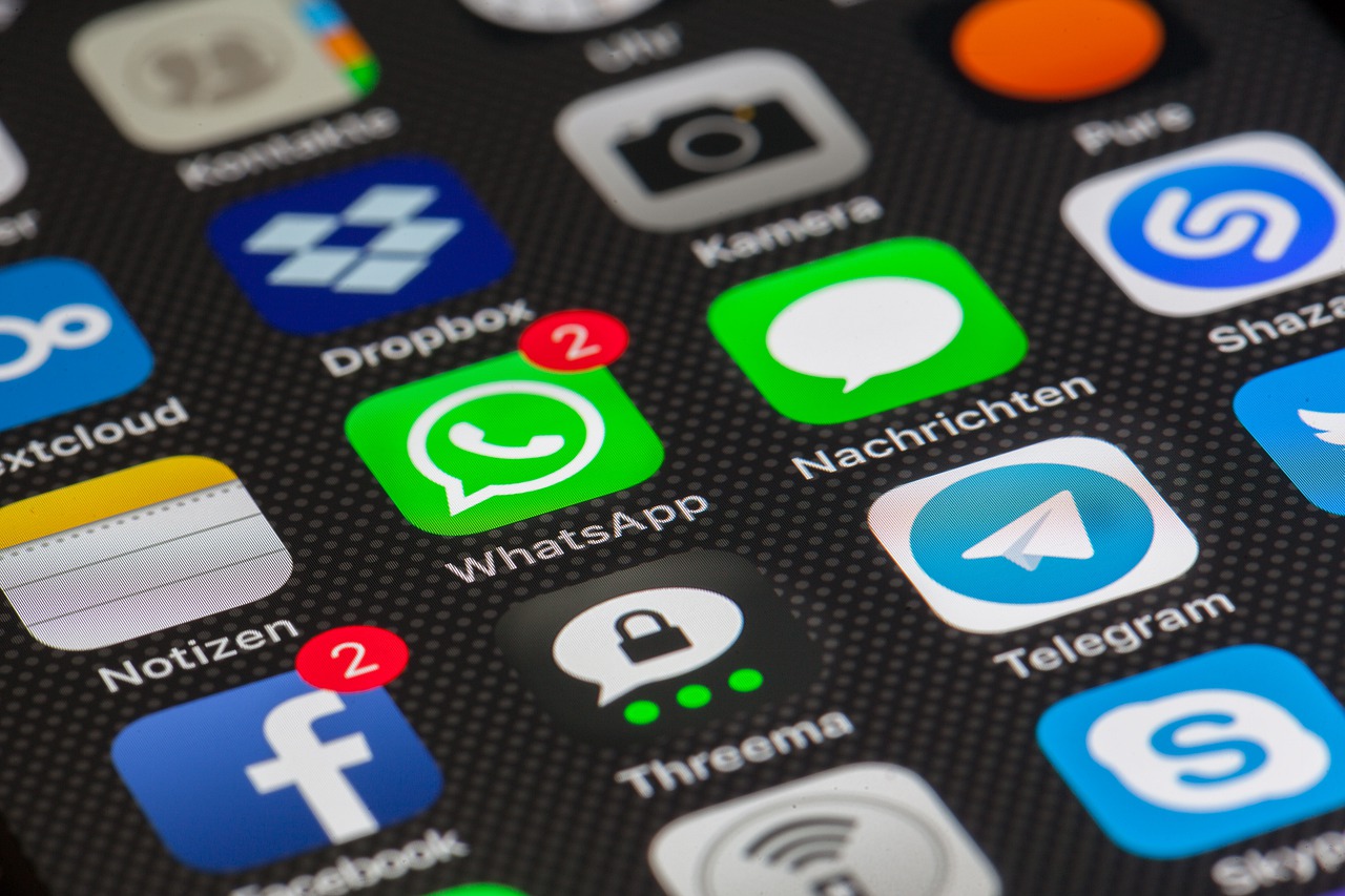 Whatsapp e i rischi per la salute se si usa per troppo tempo