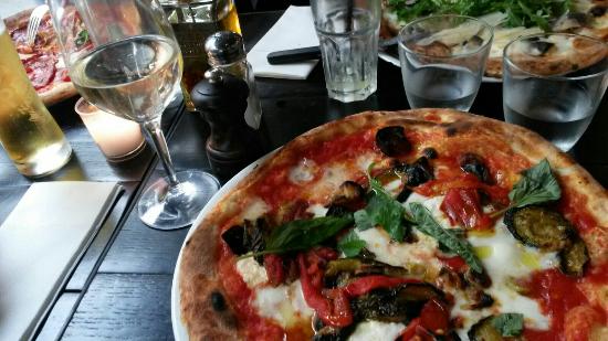 Birra addio, per accompagnare la pizza nasce la carta del prosecco