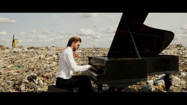 Il pianista che suona sui rifiuti per salvare il pianeta