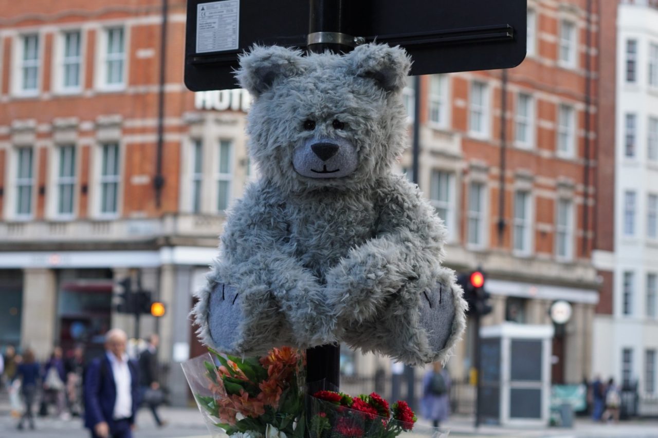 Un orsetto al semaforo che tossisce per lo smog nelle strade di Londra