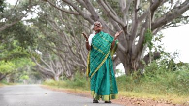 La donna indiana che non ha figli, ma si prende cura degli alberi