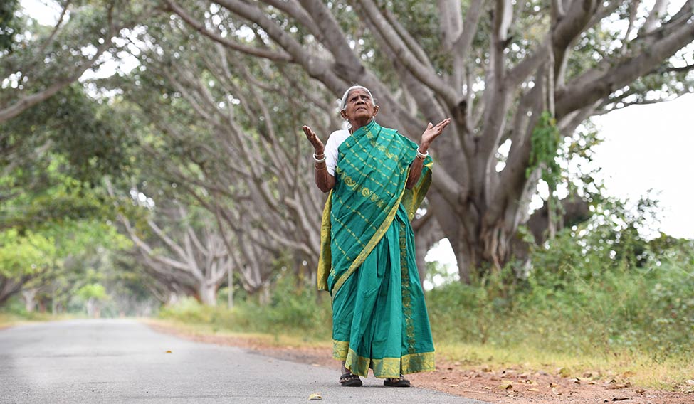 La donna indiana che non ha figli, ma si prende cura degli alberi