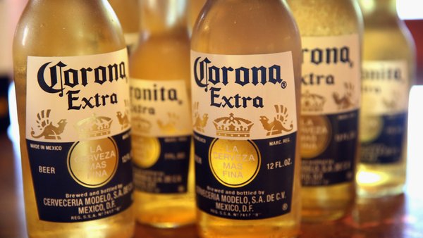 La birra Corona abbandona gli imballaggi in plastica per diventare green