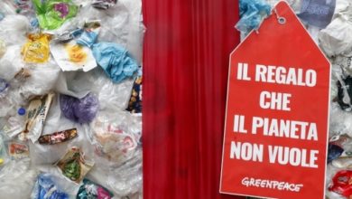 Per il black friday a Milano un pacco di rifiuti in plastica da Greenpeace