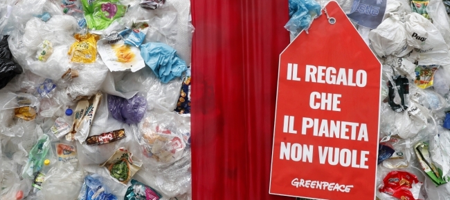 Per il black friday a Milano un pacco di rifiuti in plastica da Greenpeace