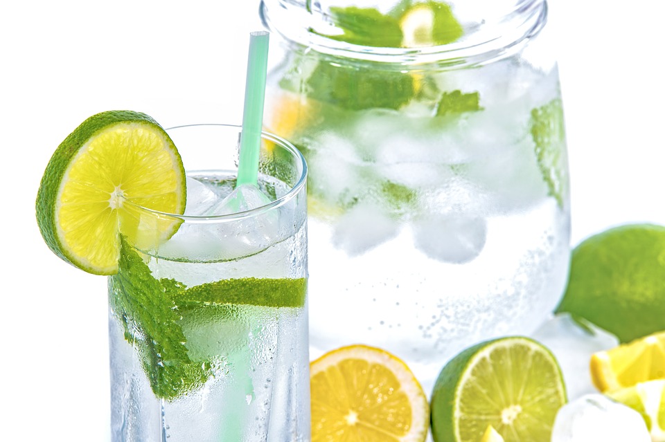 Bere acqua e limone al mattino è un falso mito: ecco perché