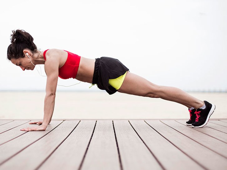 Il migliore esercizio per la pancia piatta, il plank: come eseguirlo bene