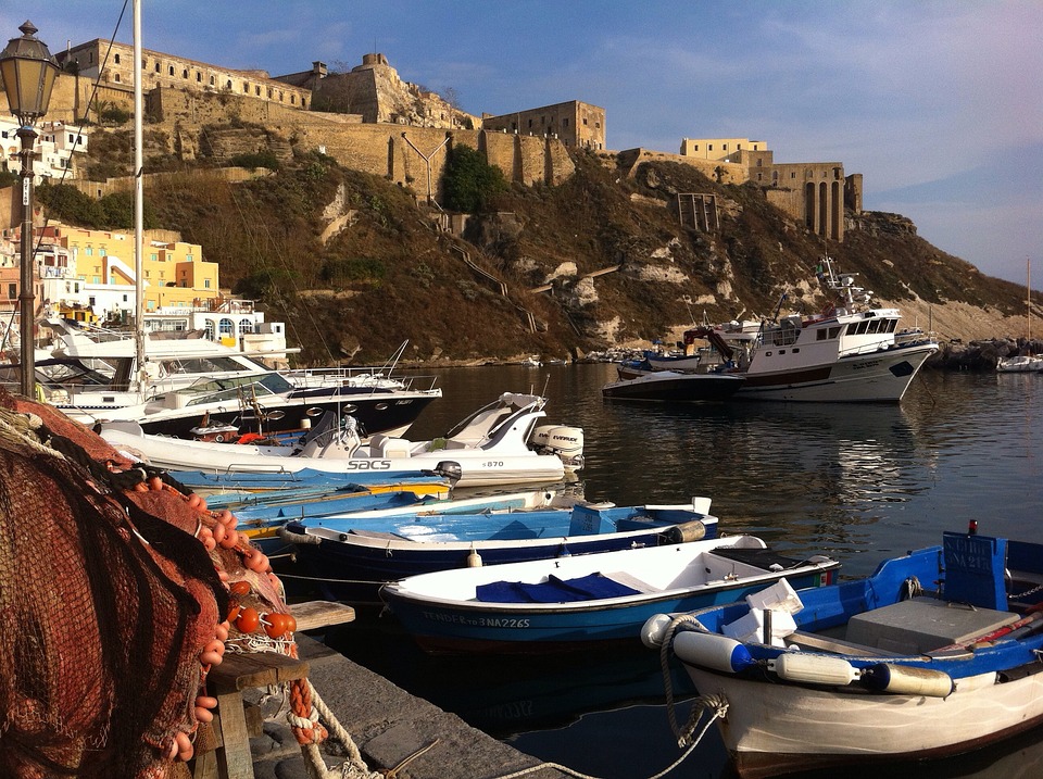 Mare pieno di plastica ripulito dai pescatori a Procida