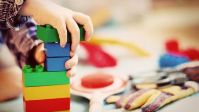 madre punisce bambino che non mette a posto i giochi