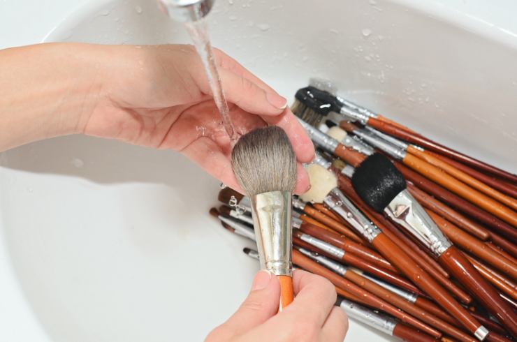 lavaggio pennelli da trucco