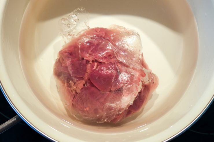 scongelare la carne in acqua fredda 