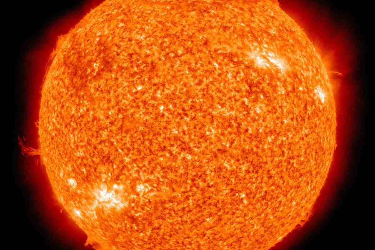sole macchia solare grande 4 volte terra pericolo allarme